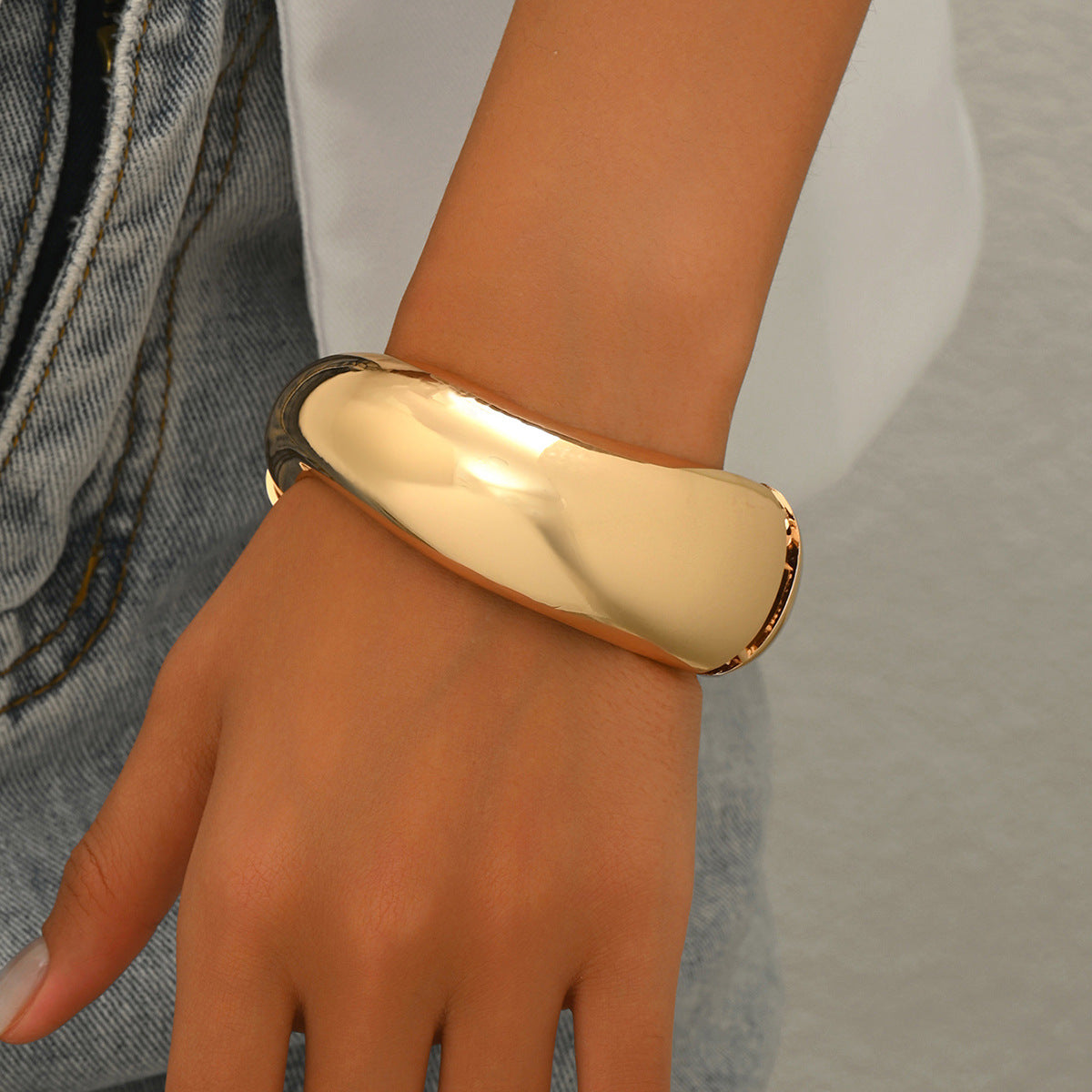 Bracciale geometrico in metallo lucidato per donna con placcatura in oro 18 carati, alla moda e versatile