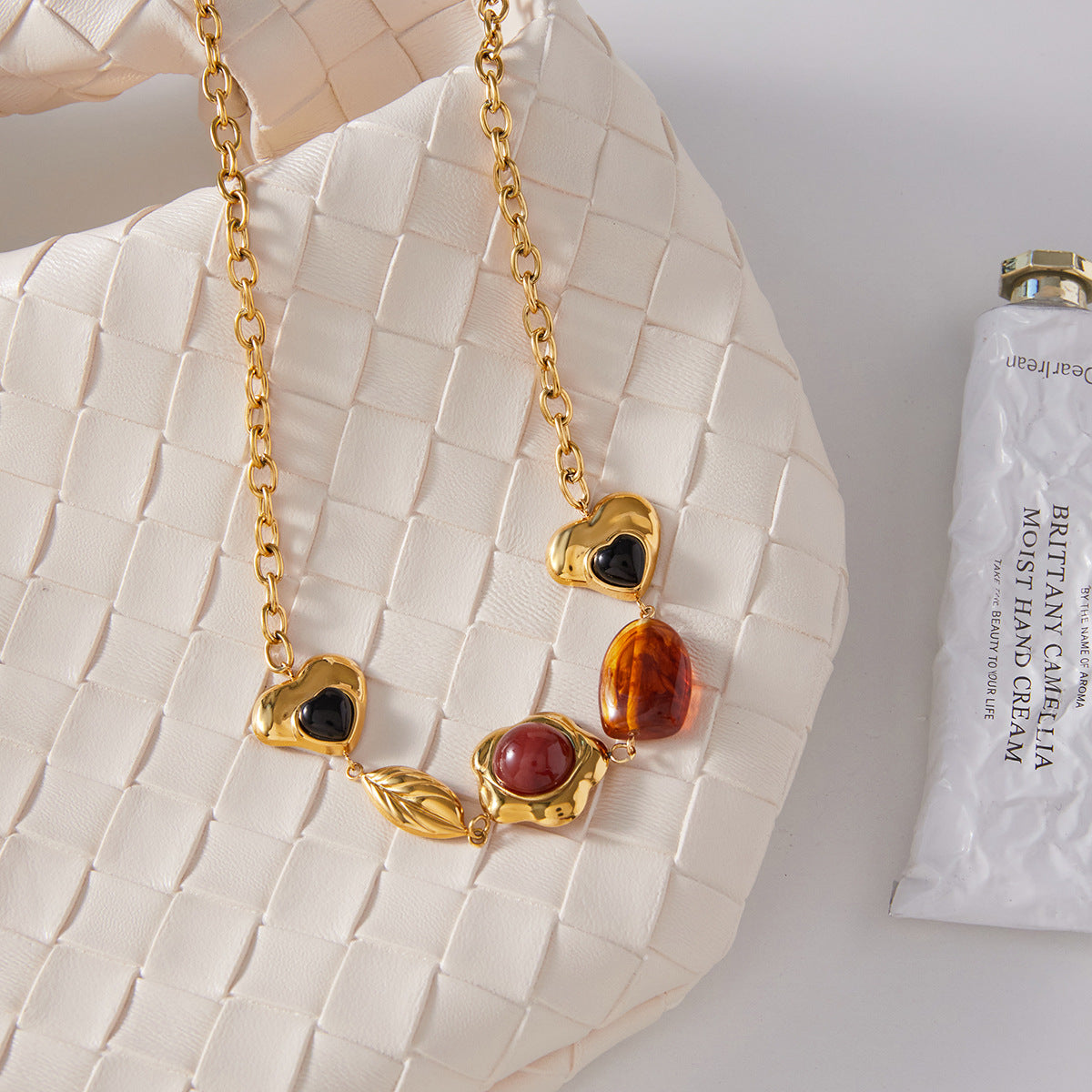 Collana pendente geometrica vintage da donna in resina, con catena in acciaio inossidabile e finitura placcata