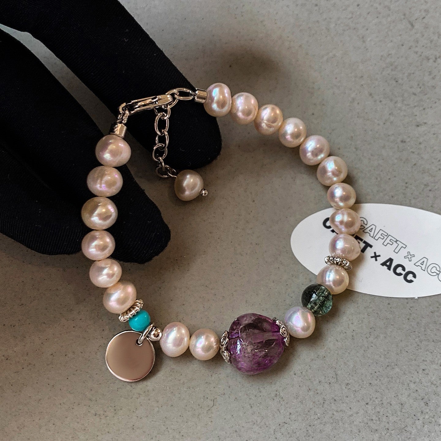 Elegante pulsera geométrica de perlas para mujer con detalles de pedrería, acabado chapado, estilo minimalista para oficina, joyería de lujo para uso diario