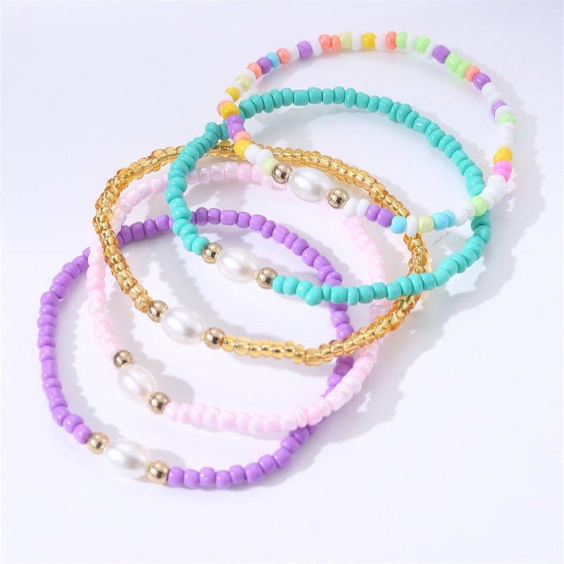 Braccialetto per bambini minimalista con perline di vetro a forma di foglia e inserti di perle e campanelli