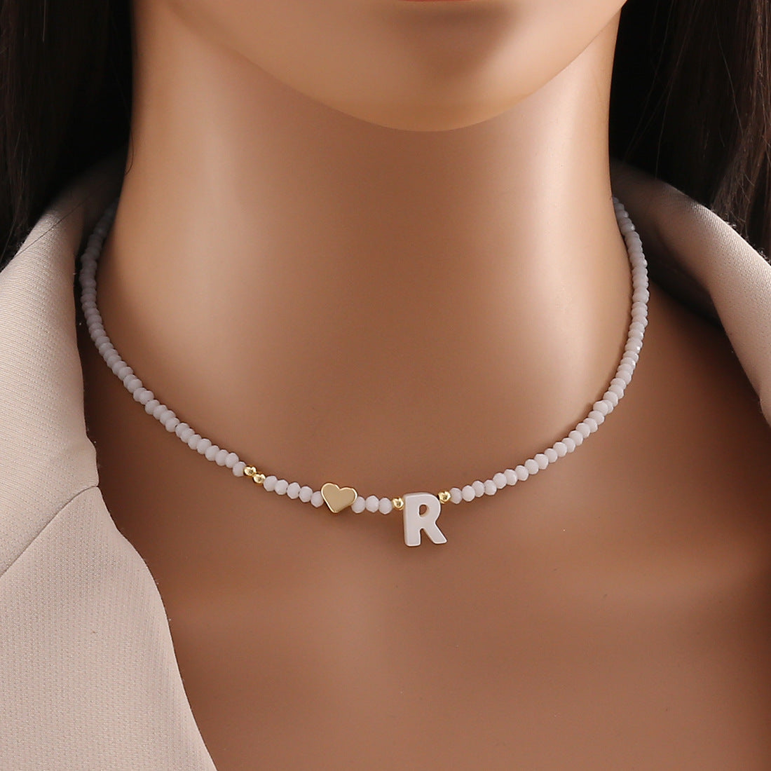 Collana con ciondolo a lettera dal design originale con ciondolo a conchiglia e perline di cristallo da donna