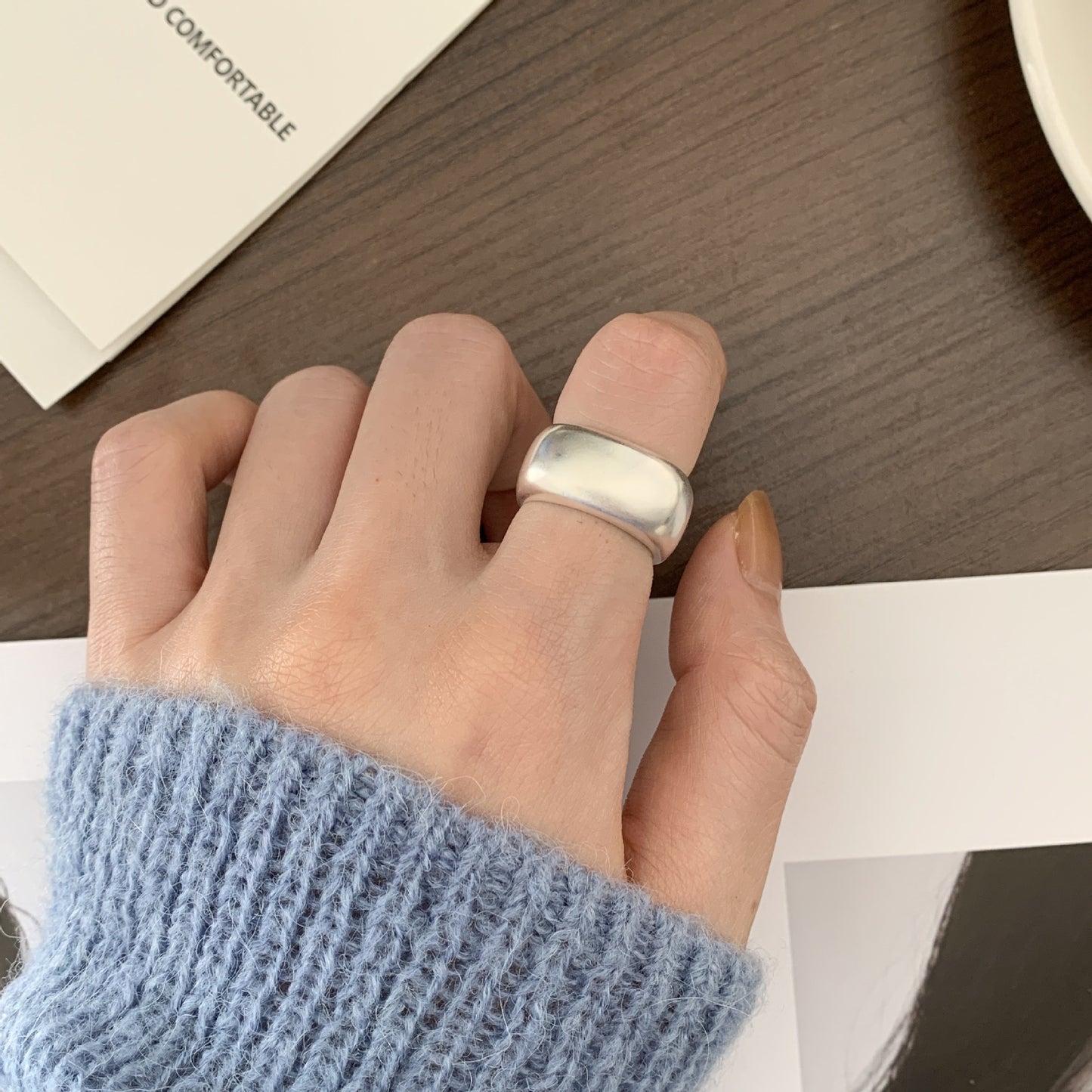 Anillo minimalista de plata mate geométrica para mujer, hecho a mano con plata de ley 925 y detalle cuadrado biselado
