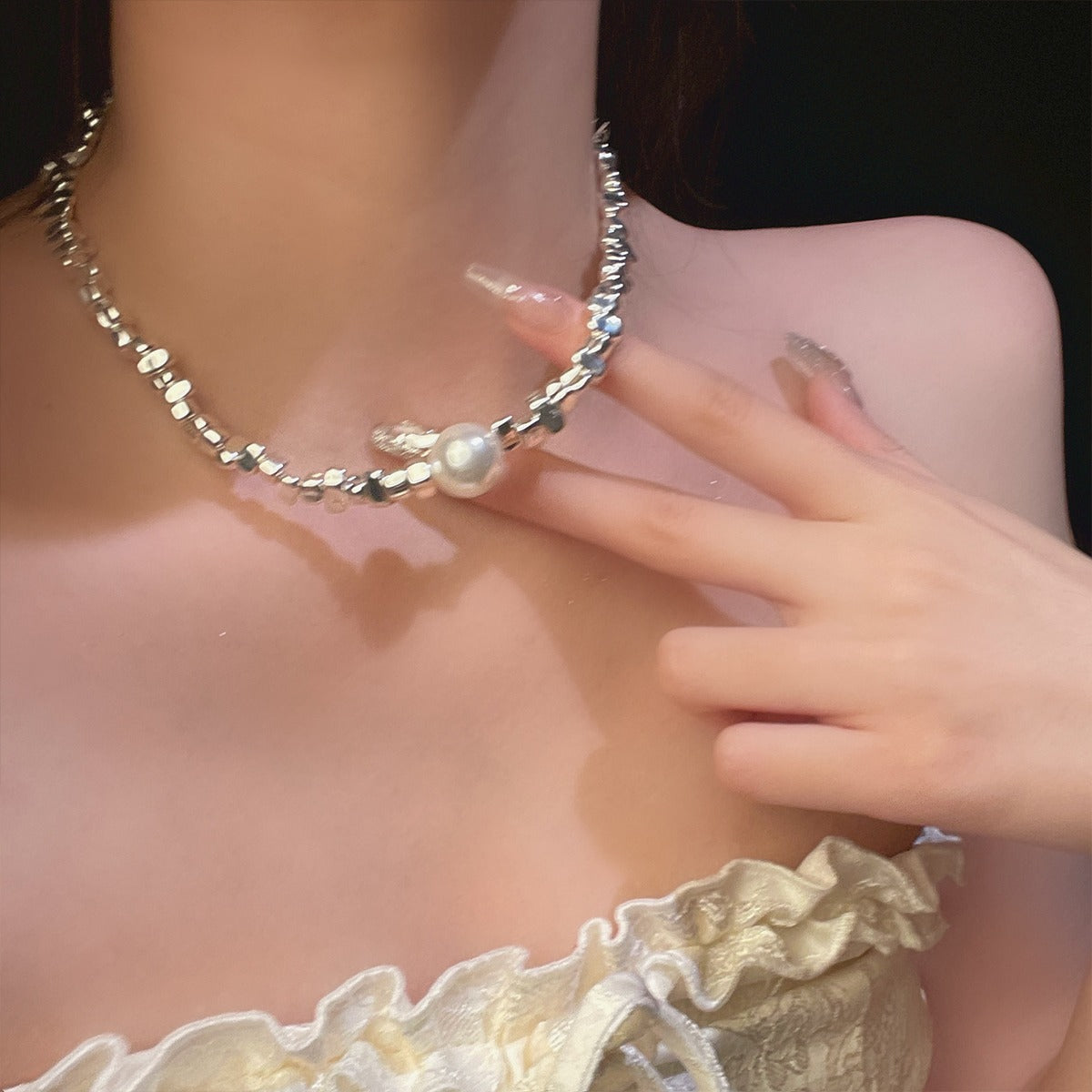 Collana con pendente geometrico minimalista da donna, catena a medaglione in lega con finitura galvanizzata e design irregolare