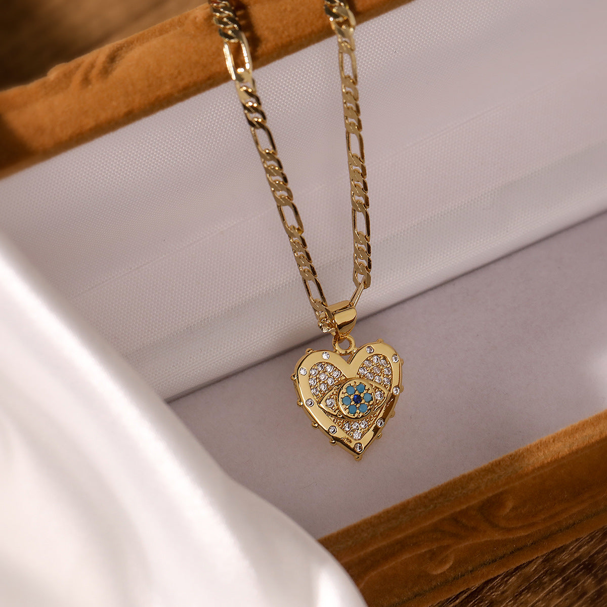 Set di collana e orecchini a cuore con occhio di Allah minimalista in rame con intarsio di zirconi
