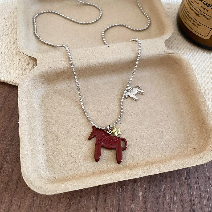 Collar con colgante de caballo minimalista de lujo para mujer en madera con chapado en oro de 18 quilates — Cadena para suéter de uso diario