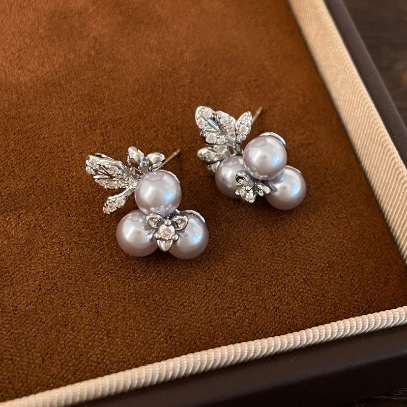 Orecchini a perno eleganti con perle floreali, intarsio di zirconi e acciaio inossidabile da donna