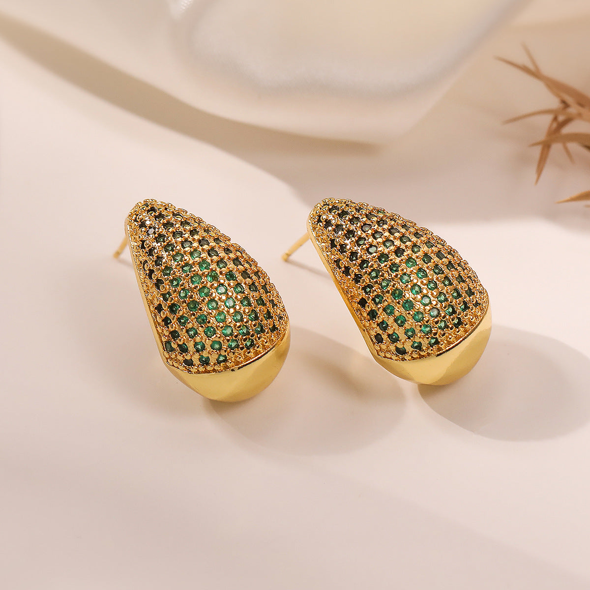 Orecchini da donna minimalisti in rame a goccia placcati in oro 18 carati con zirconi microincastonati