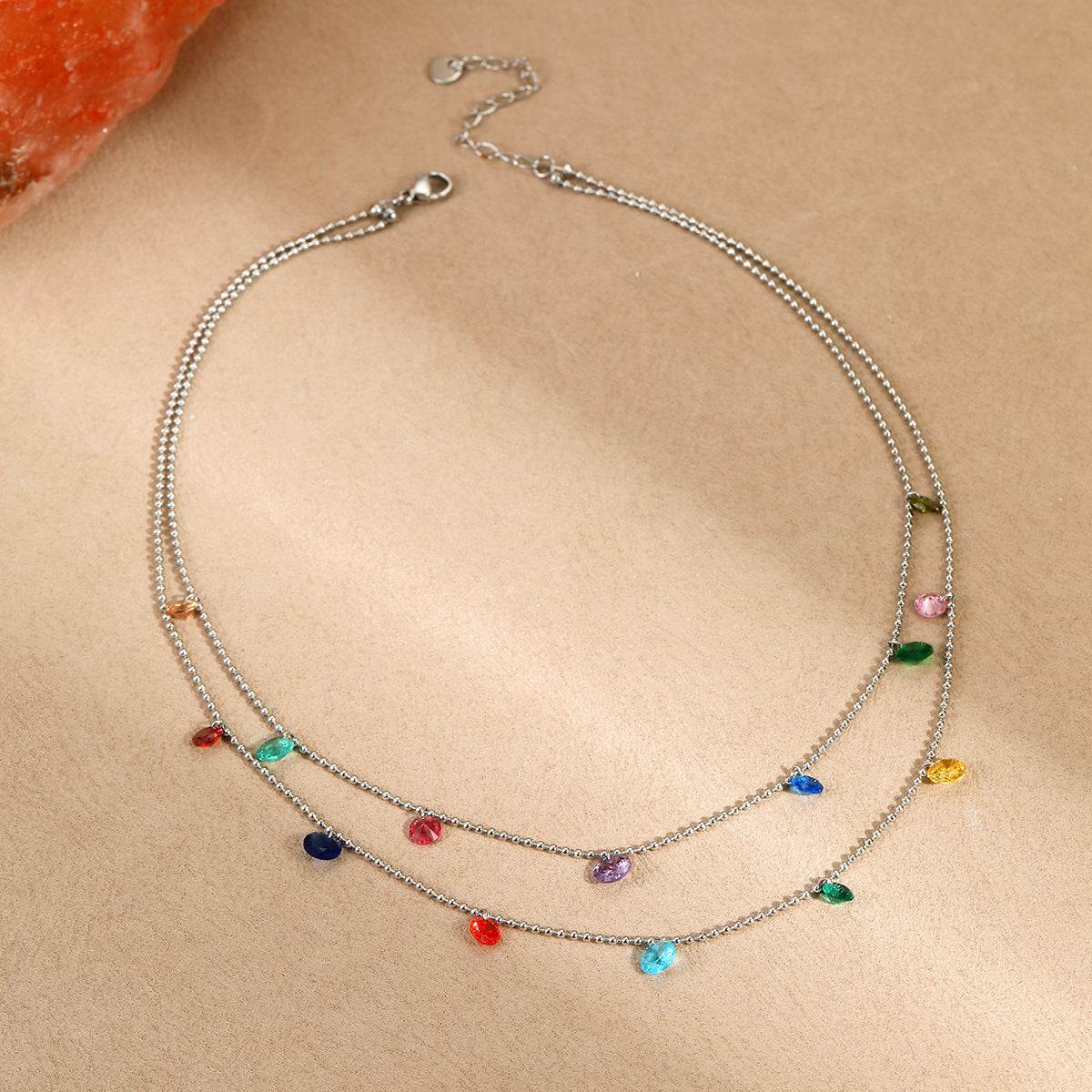 Collar Minimalista Geométrico de Acero de Titanio con Chapado en Oro de 18K e Incrustaciones de Circonitas de Colores para Mujer