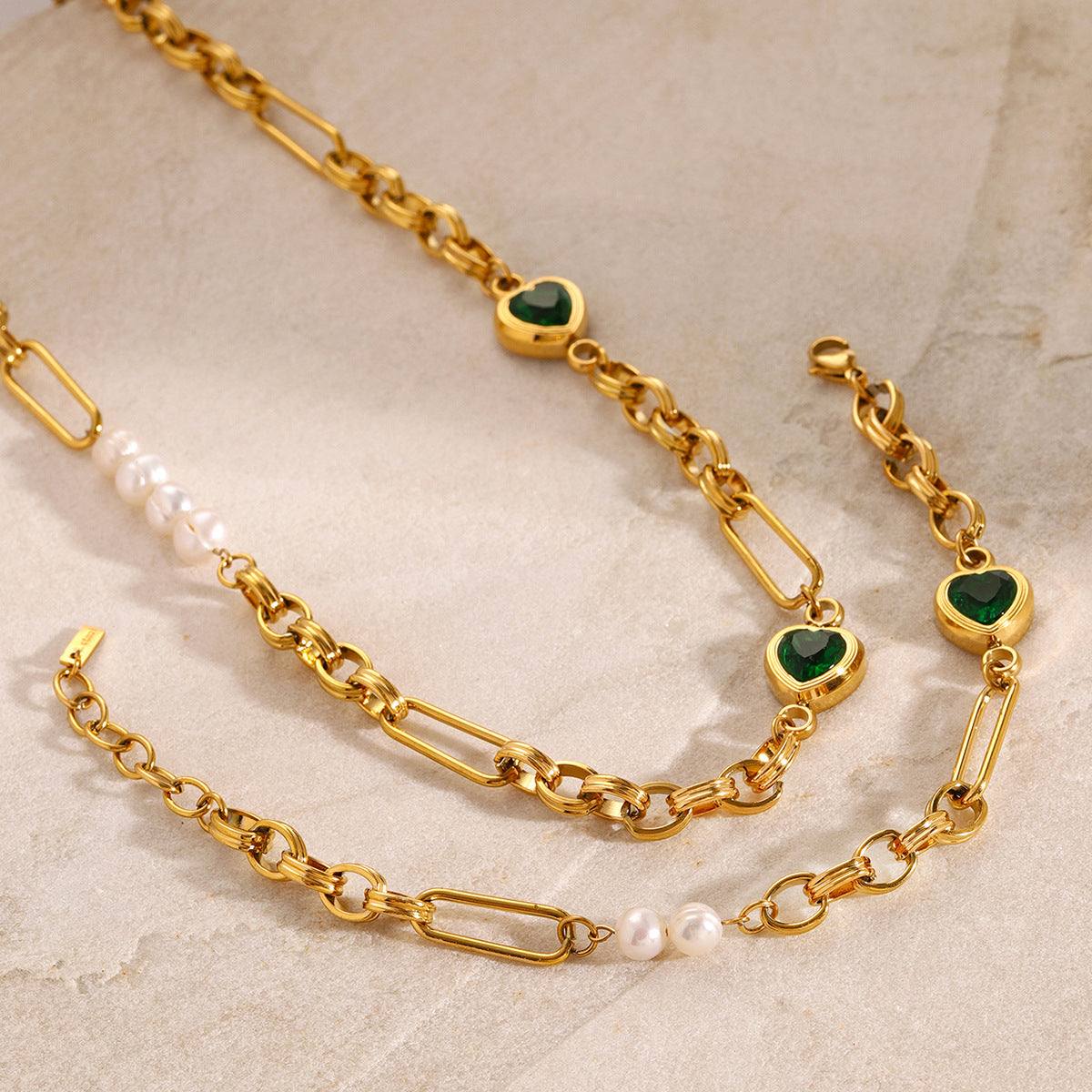 Collana con ciondolo a cuore minimalista in acciaio inossidabile con intarsio in madreperla da donna, finitura placcata, catena clavicola