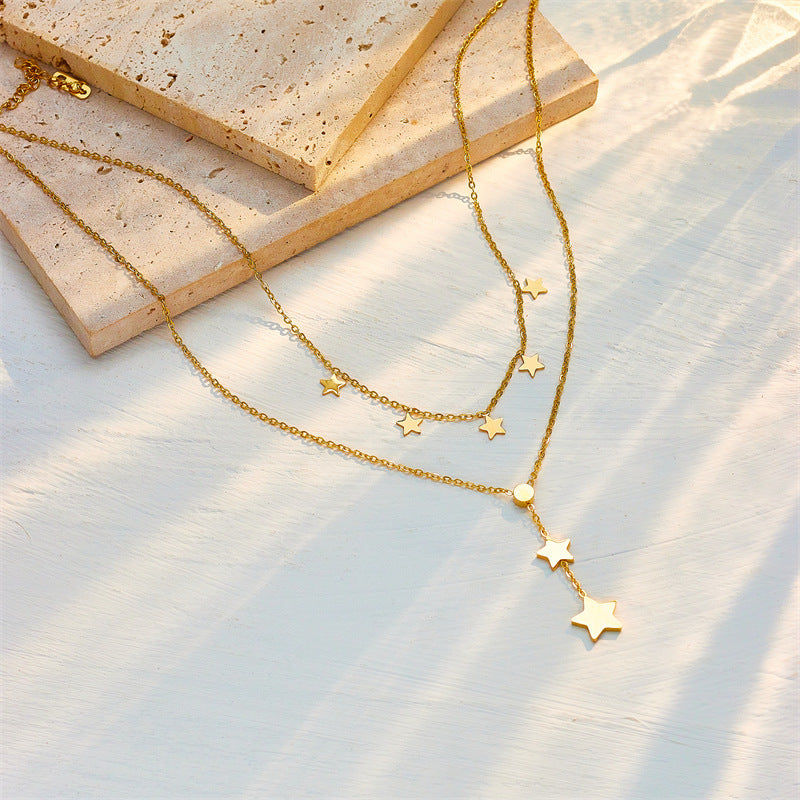 Collana con Pendente a Stella a Cinque Punte Geometrica Minimalista Nera e Bianca con Accenti di Strass su Catena a Maglie di Serpente in Acciaio al Titanio da Donna
