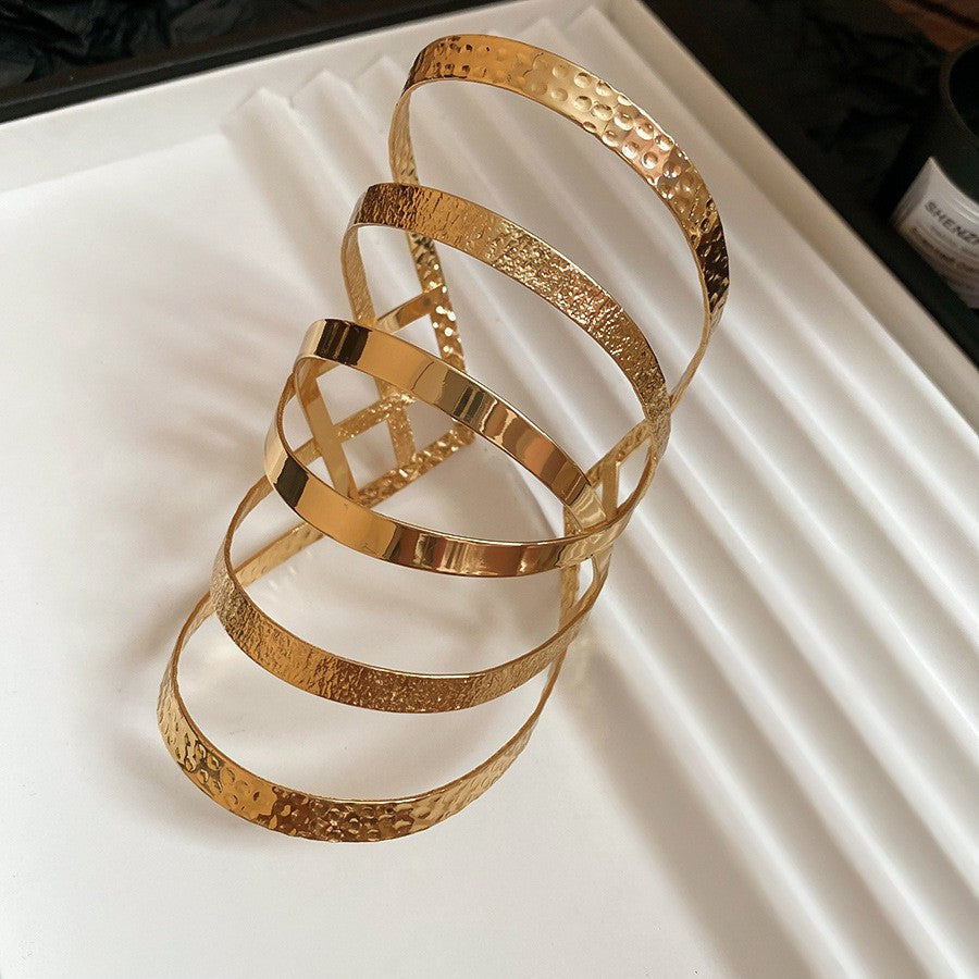 Pulsera Cóncava Irregular Minimalista para Mujer en Aleación de Latón con Acabado Galvánico