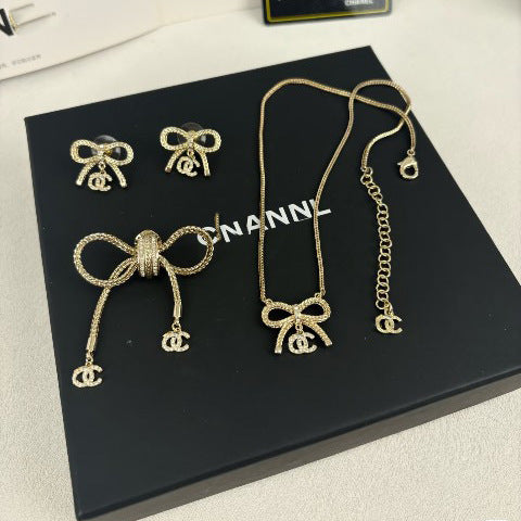 Elegant Luxury Rhinestone Bow Brooch with Snake Chain for Women