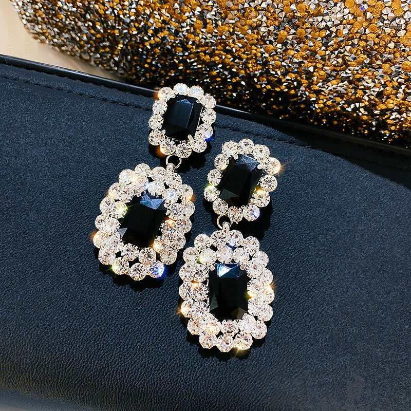 Orecchini a perno di lusso con lega geometrica irregolare e intarsio di strass, placcati argento, alla moda e versatili da donna