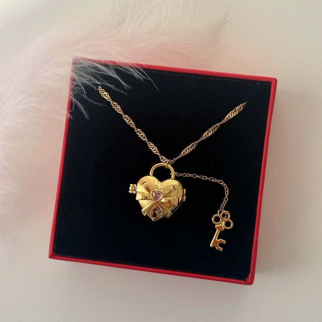 Fashionable Bow-Shaped Pendant Necklace with Gold Plated Copper, Adjustable Toggle Clasp, Butterfly Motif, Unisex Design