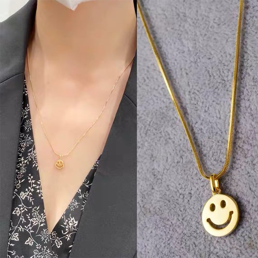 Collana Minimalista con Faccina Sorridente in Acciaio al Titanio con Finitura Placcata su Catena Snake Unisex