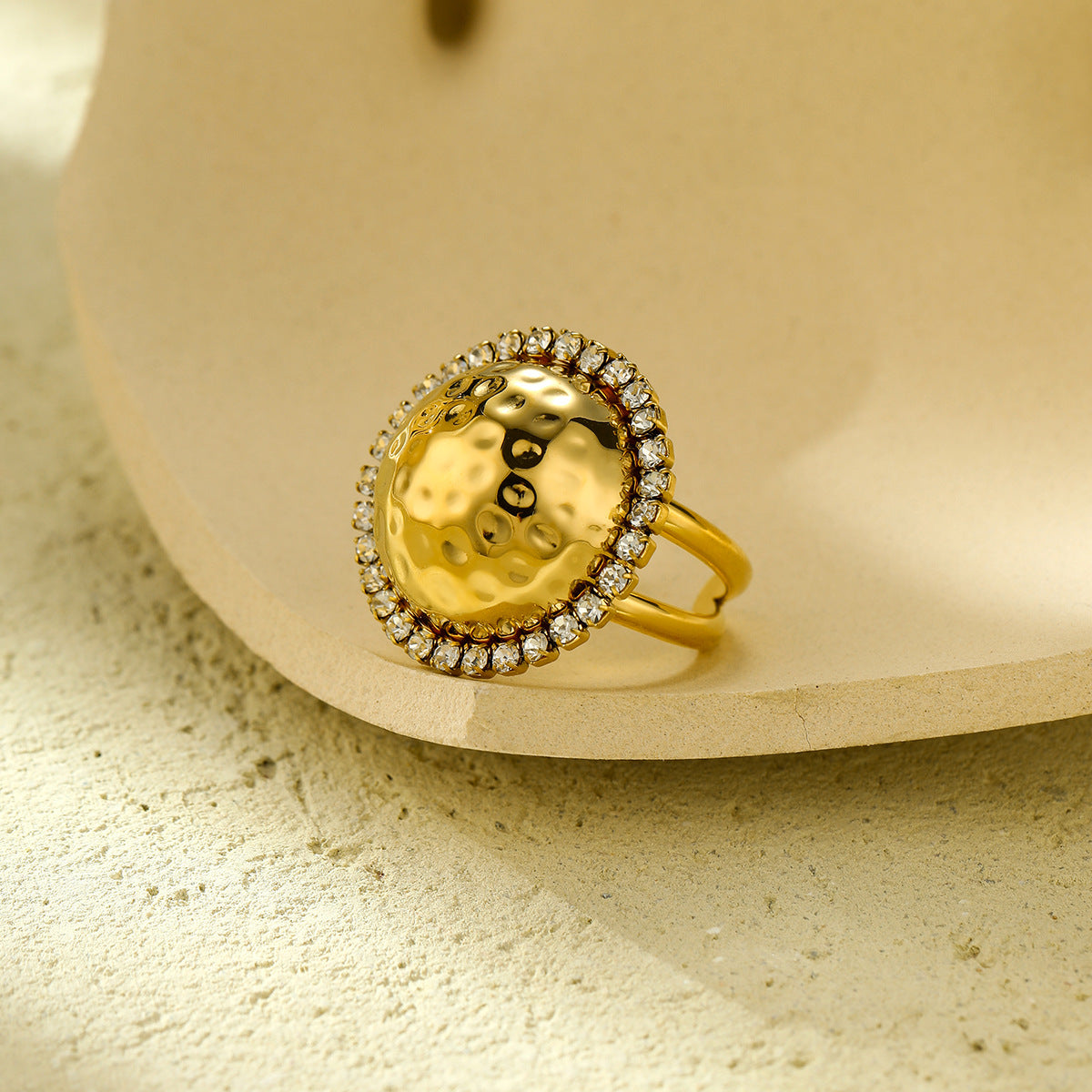 Anillo redondo de acero titanio de lujo con incrustaciones de diamantes de imitación y acabado chapado para mujer