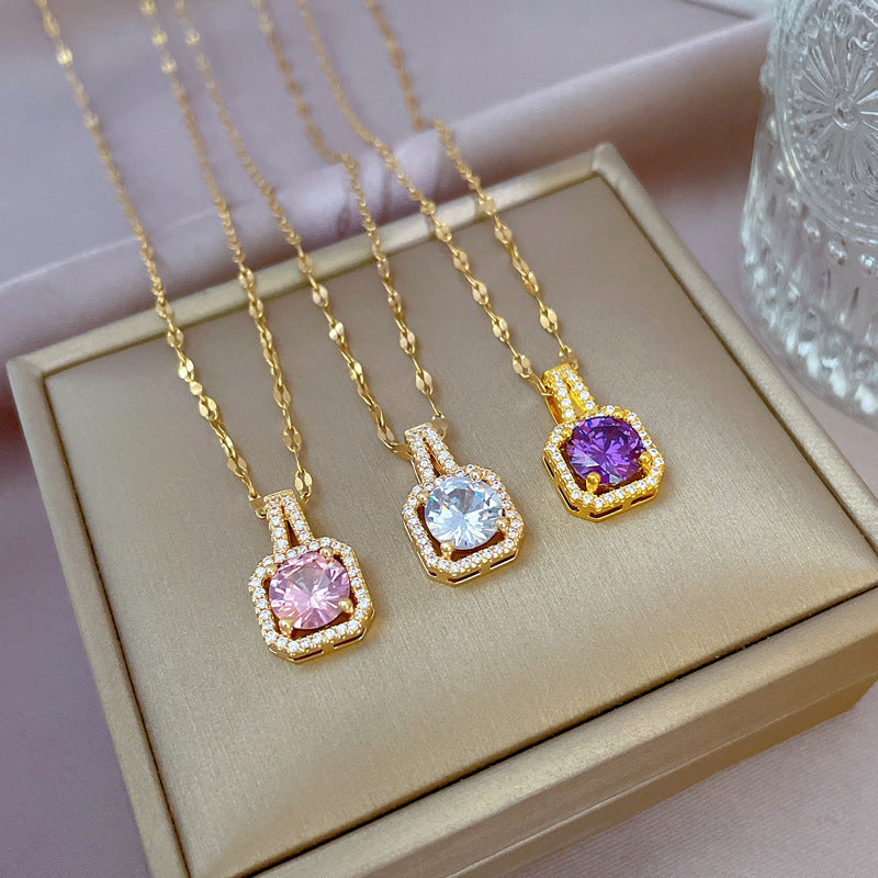 Collana da Donna Coreana con Ciondolo Geometrico Quadrato in Acciaio al Titanio, Intarsiato con Strass e Catena Regolabile