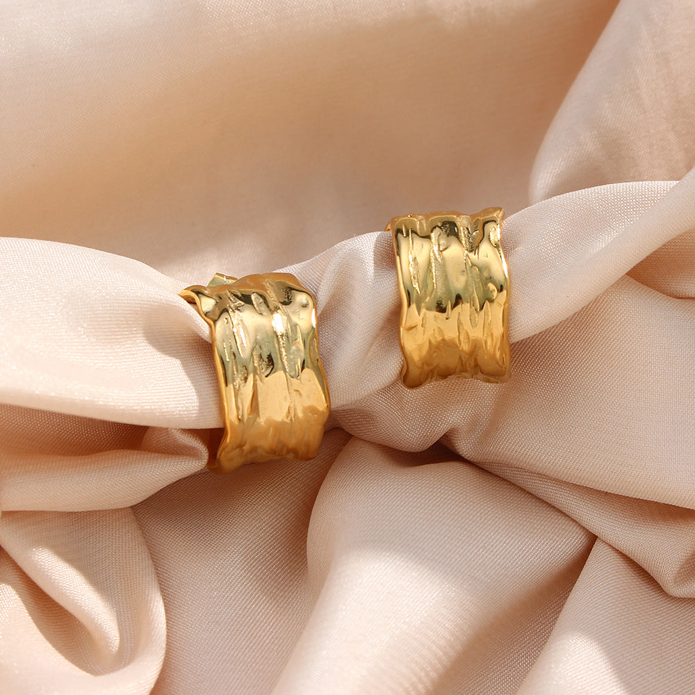 Orecchini a Cerchio a C Minimalisti Geometrici in Acciaio Inossidabile con Placcatura in Oro 18K e Finitura Martellata Testurizzata