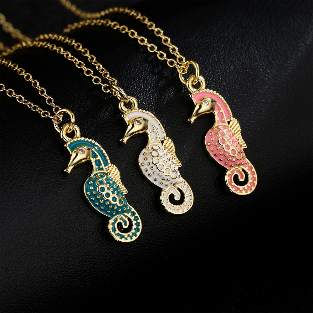 Collana con ciondolo ippocampo minimalista da donna in rame con placcatura in oro 18 carati e finitura smaltata