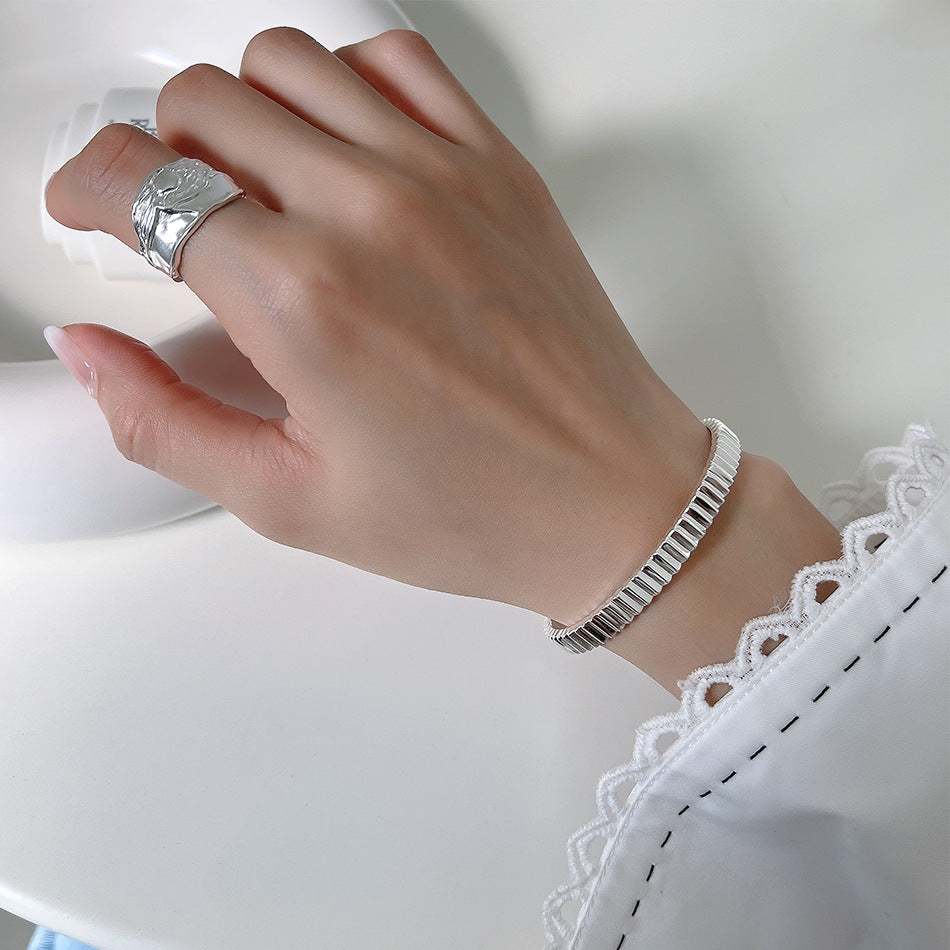 Braccialetto da donna minimalista a forma di ingranaggio irregolare con trama in argento sterling S925