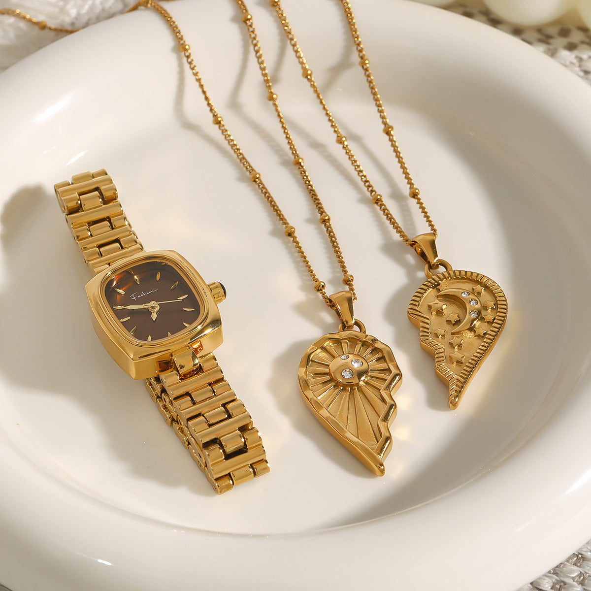 Elegante Collana a Cuore in Acciaio al Titanio con Finitura Placcata da Donna, Design con Ciondolo Geometrico, Catena Ipoallergenica in Acciaio Inossidabile, Accessorio Moda Lusso Minimalista