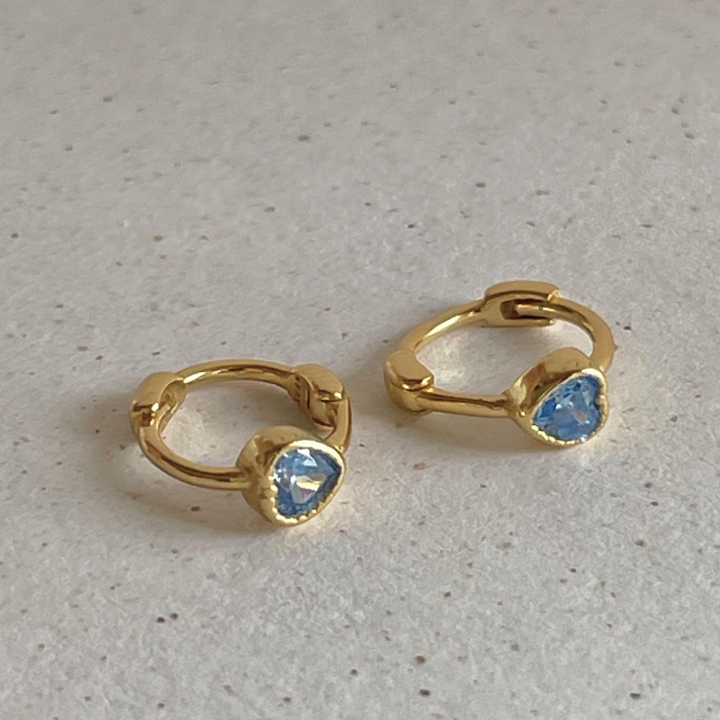 Orecchini a perno minimalisti a forma di cuore in argento sterling 925 con intarsio di zircone blu, ipoallergenici e versatili gioielli per l'uso quotidiano