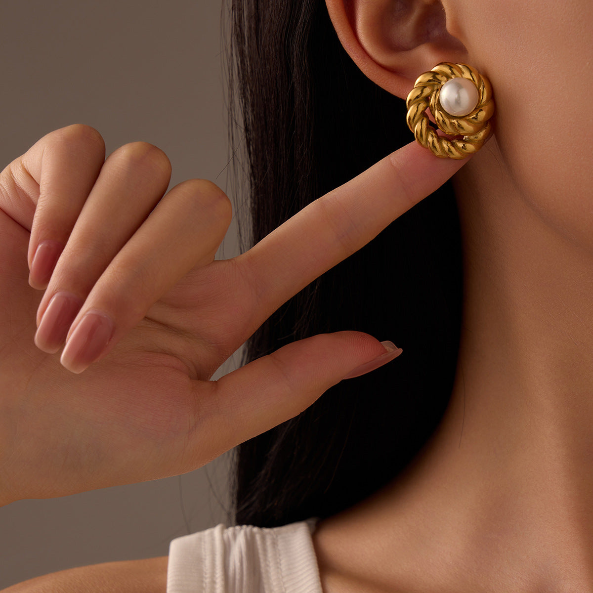 Orecchini a perno tondi vintage in acciaio inossidabile placcati oro con intarsio di perle da donna
