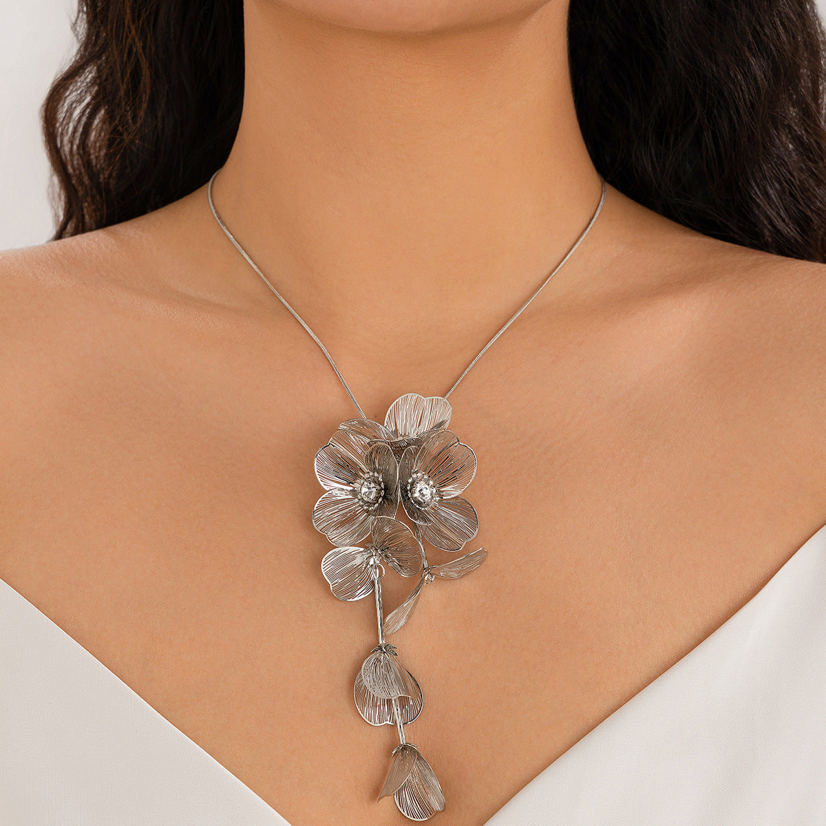 Collar con colgante minimalista de hoja de ginkgo con incrustaciones de pedrería en cobre sobre cadena de serpiente para mujer