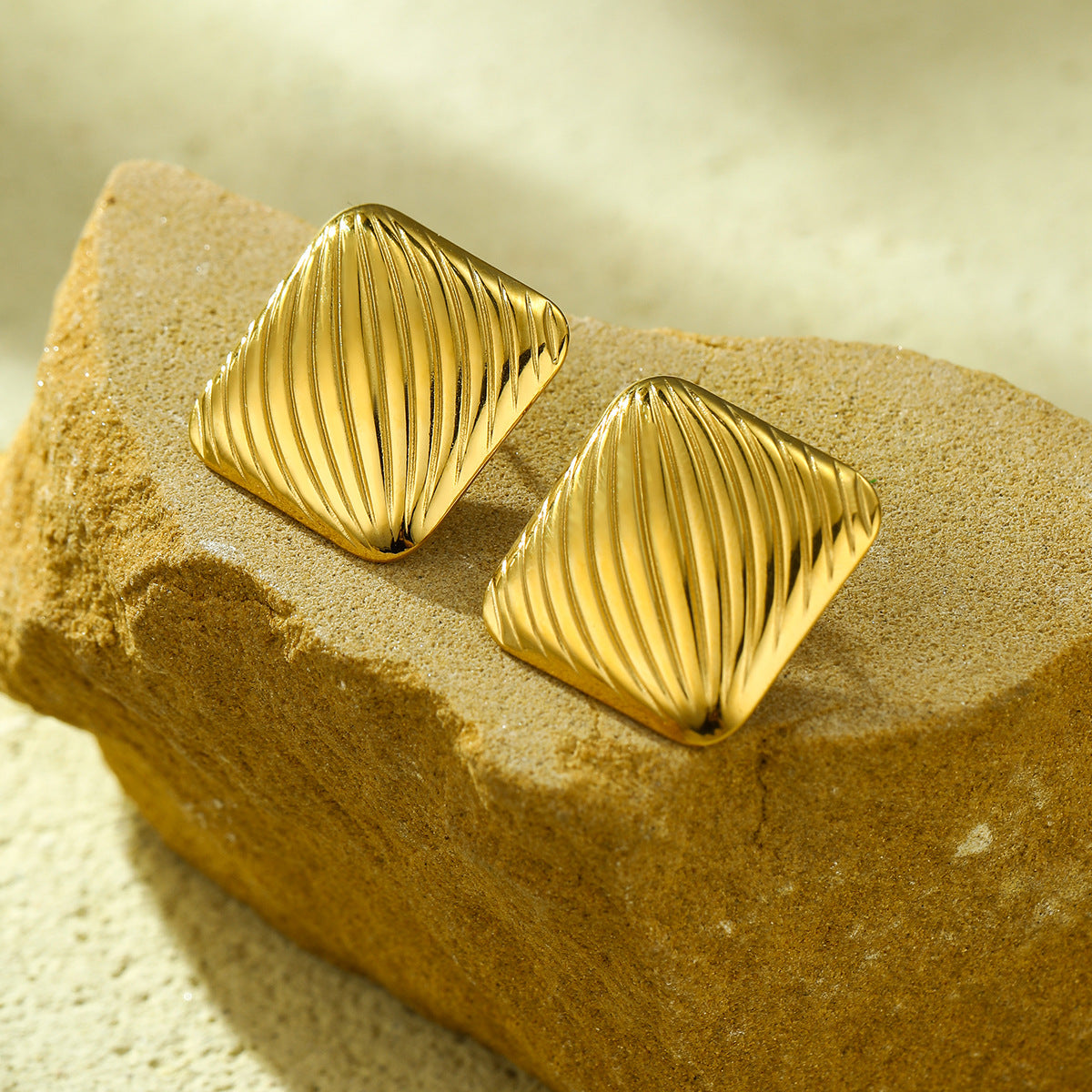 Pendientes de aro geométricos vintage de acero inoxidable con textura de onda y diseño hueco para mujer