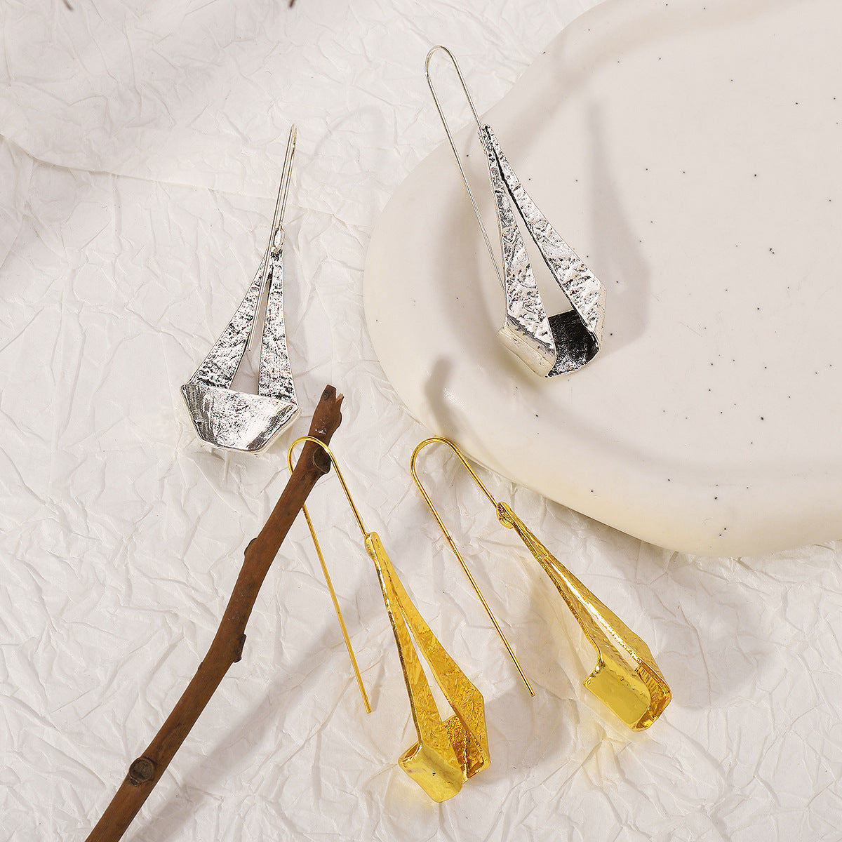 Pendientes de aro minimalistas de metal con forma de gota en aleación con acabado galvanizado para mujer