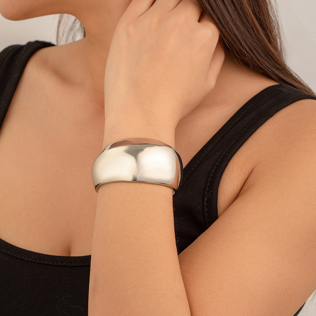 Pulsera geométrica cuadrada de apertura con resorte en aleación pulida con acabado de espejo para mujer