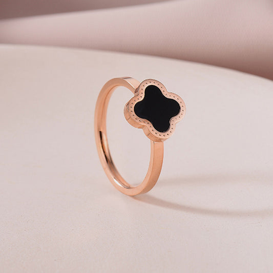 Anello da donna minimalista a forma di trifoglio in acciaio al titanio con placcatura in oro rosa 18 carati
