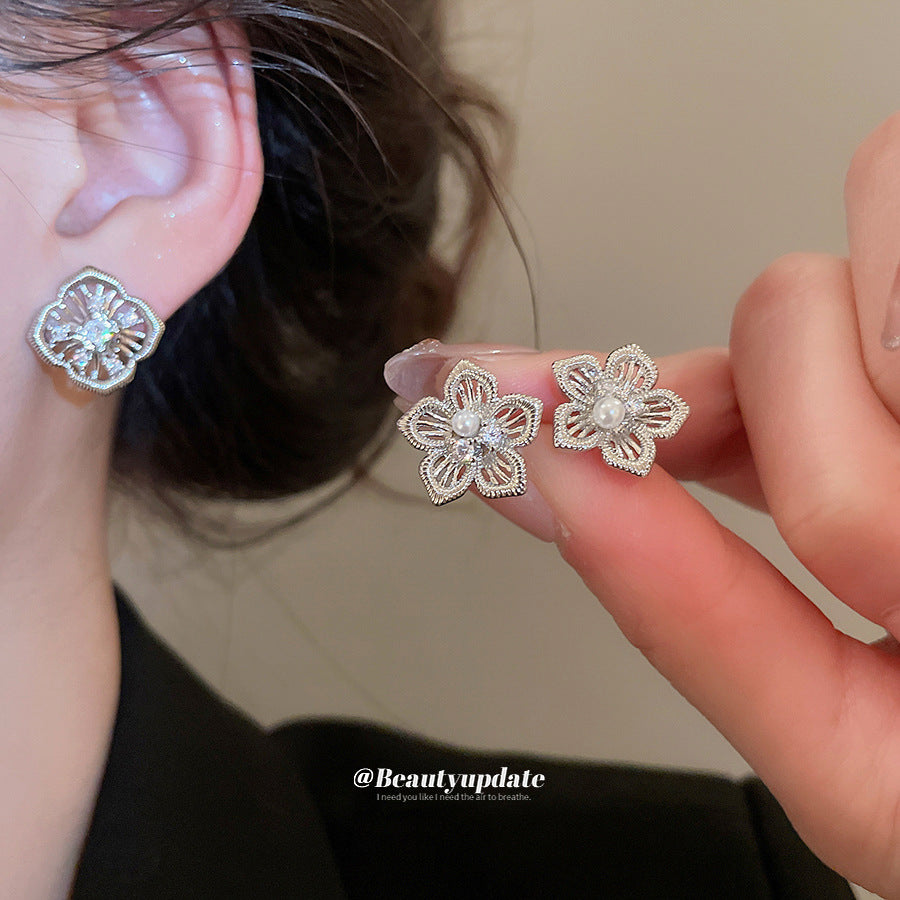 Pendientes florales minimalistas con incrustaciones de circonita en postes de acero inoxidable, elegante diseño de flor hueca adornada con perlas para mujer