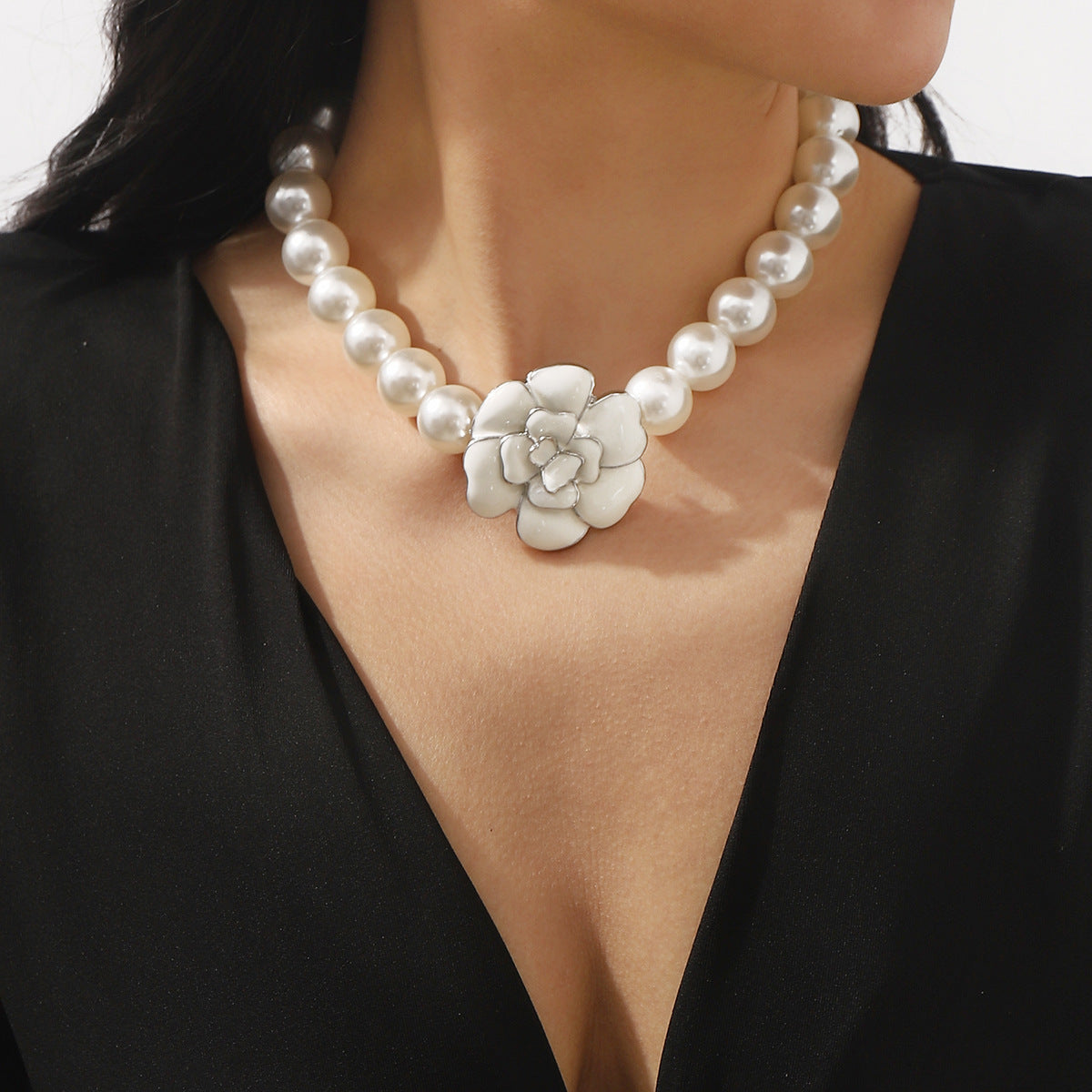 Elegante Collana Pendente Camelia Vintage Francese da Donna con Catena di Perle Imitazione e Dettagli Artigianali