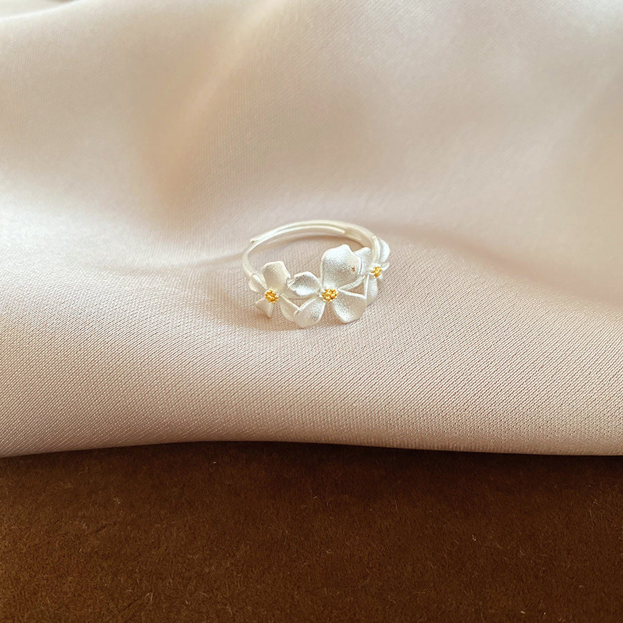 Anello Aperto Floreale Elegante da Donna Realizzato in Rame con Finitura Placcata, Ideale per l'Uso Quotidiano e per Essere Indossato Insieme ad Altri Anelli