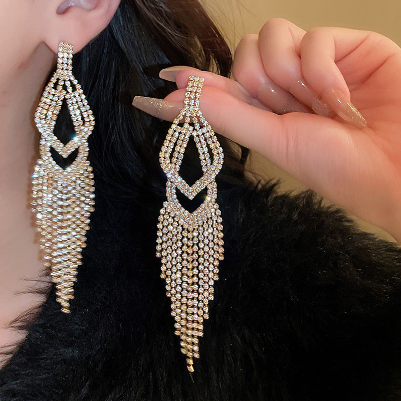 Orecchini pendenti con nappe geometriche minimaliste con intarsi di strass in rame placcato e perni in argento sterling 925 da donna