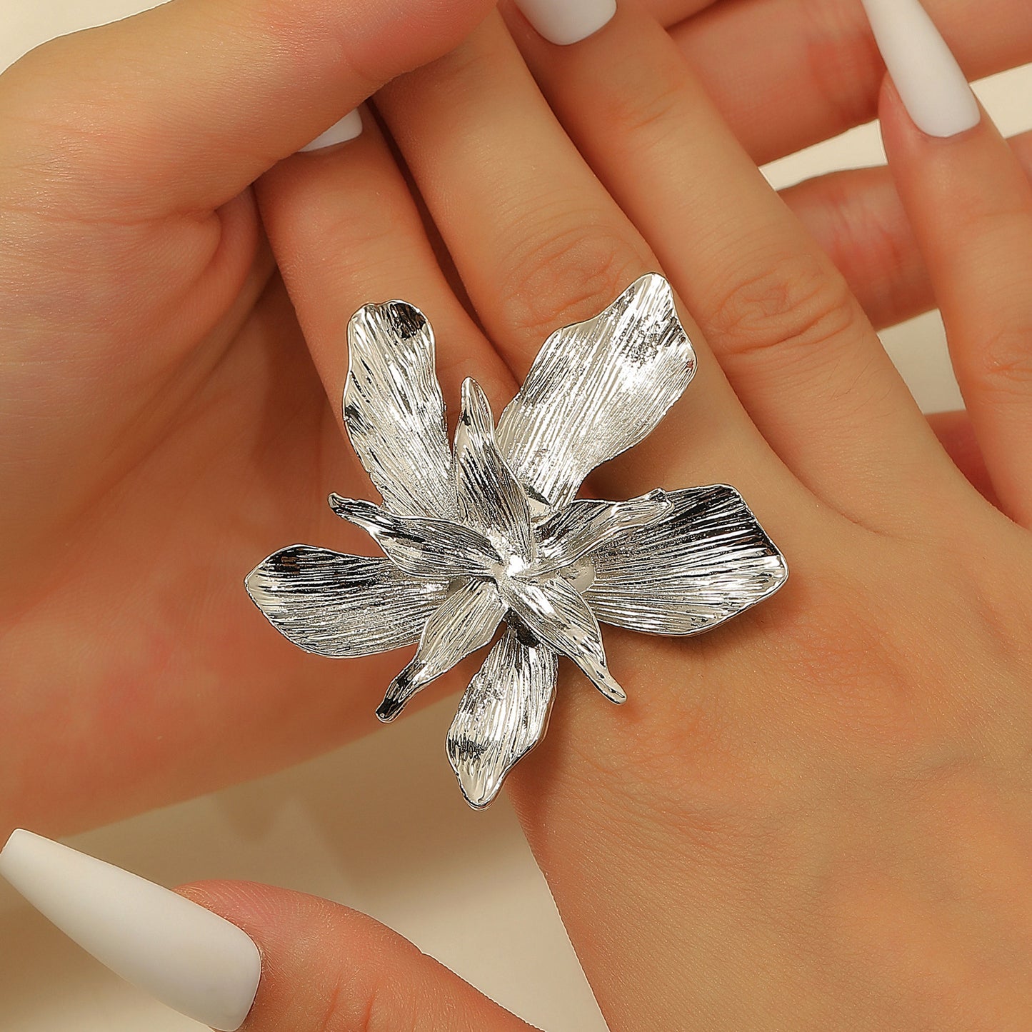 Anello Aperto da Donna a Goccia d'Olio Placcato in Lega con Motivo Floreale Geometrico Esagerato