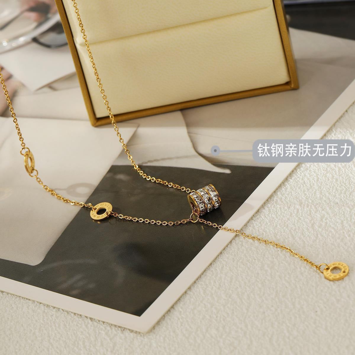 Collar Minimalista de Acero Inoxidable con Geometría, Baño de Oro de 18K y Colgante de Flecos para Mujer