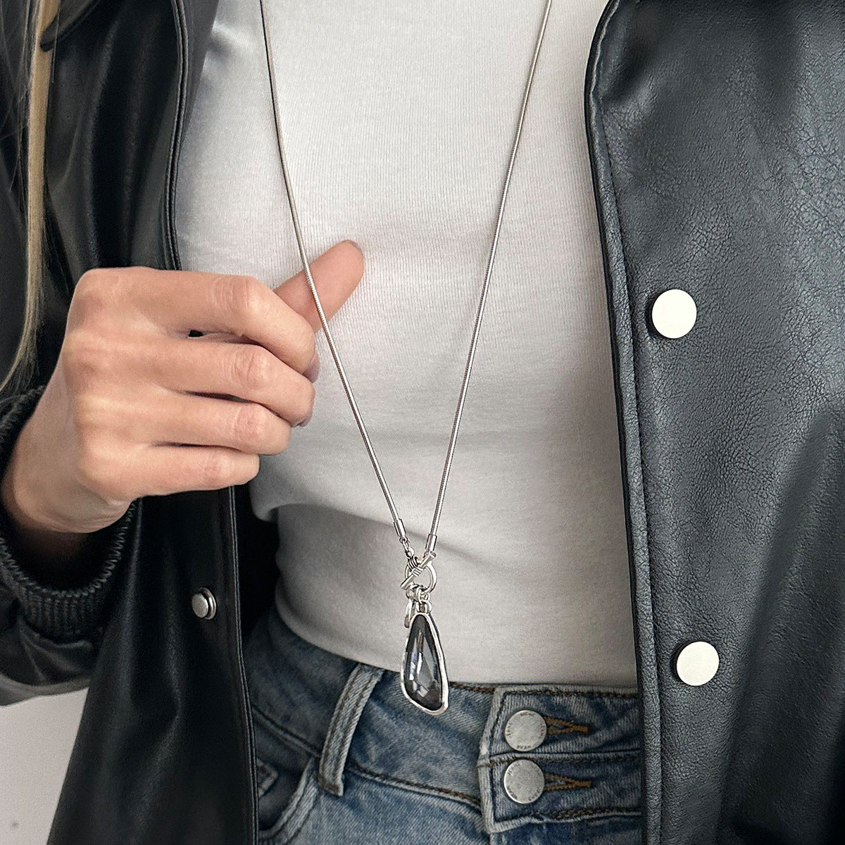 Minimalist Geometric Oval Rhinestone Inlay Alloy Pendant Brass Plated Necklace with OT Clasp for Women