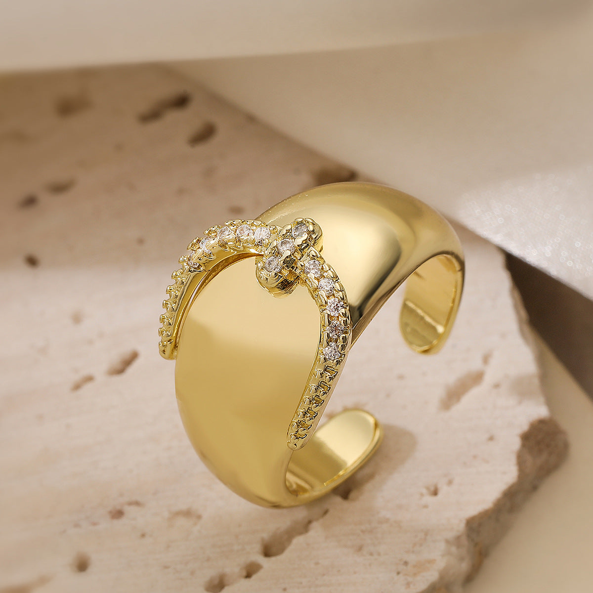 Anello Aperto Geometrico Minimalista da Donna in Rame con Placcatura in Oro 18K e Intarsio di Zirconi