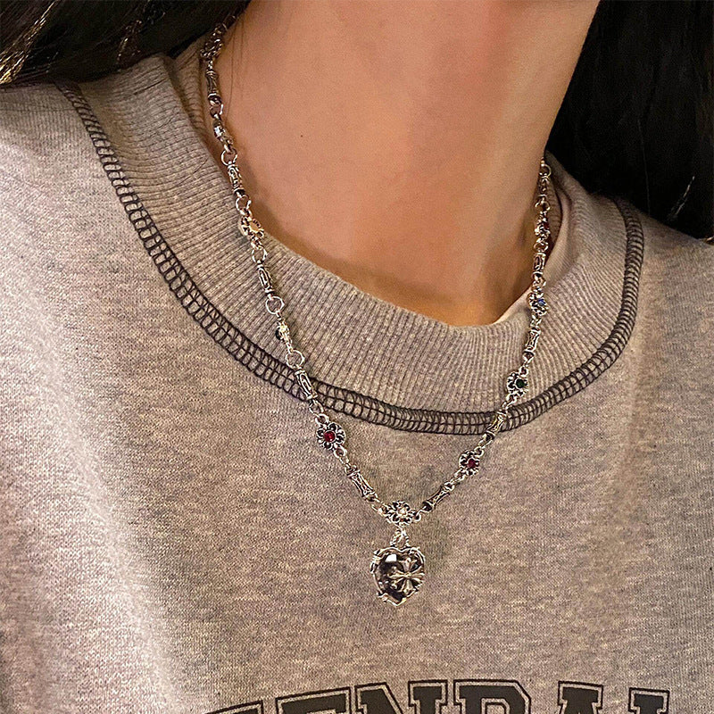 Collana a forma di cuore con strass intarsiati, dolce e audace, per donna, catena alla clavicola alla moda con ciondolo in lega