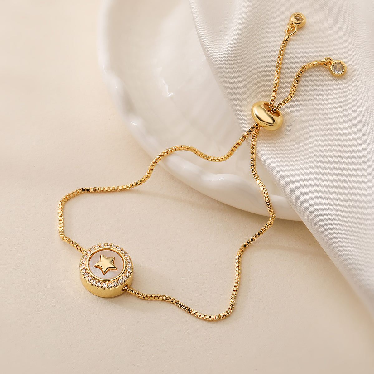 Bracciale da donna alla moda con conchiglia geometrica e ciondolo a croce, con base in rame placcato oro 18 carati e zirconi micropavé