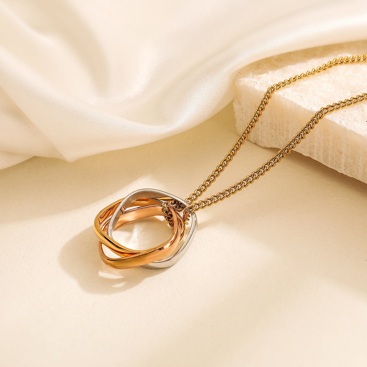 Collana con ciondolo a stella geometrica da donna in acciaio inossidabile placcato oro 18K, design minimalista e alla moda