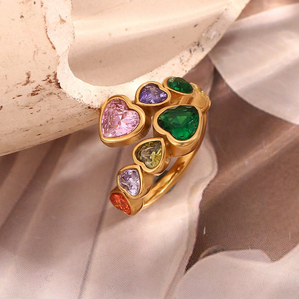 Anello in acciaio inossidabile a forma di cuore alla moda con placcatura in oro 18 carati e intarsi in zirconi per donna