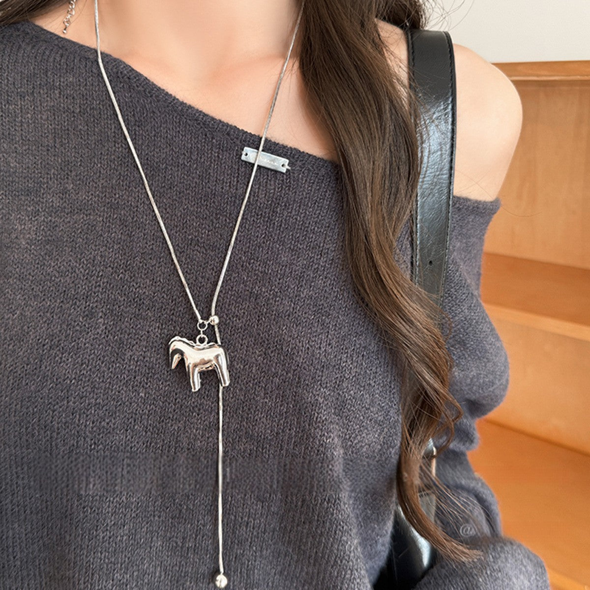 Collar con colgante de caballo minimalista de lujo para mujer en madera con chapado en oro de 18 quilates — Cadena para suéter de uso diario