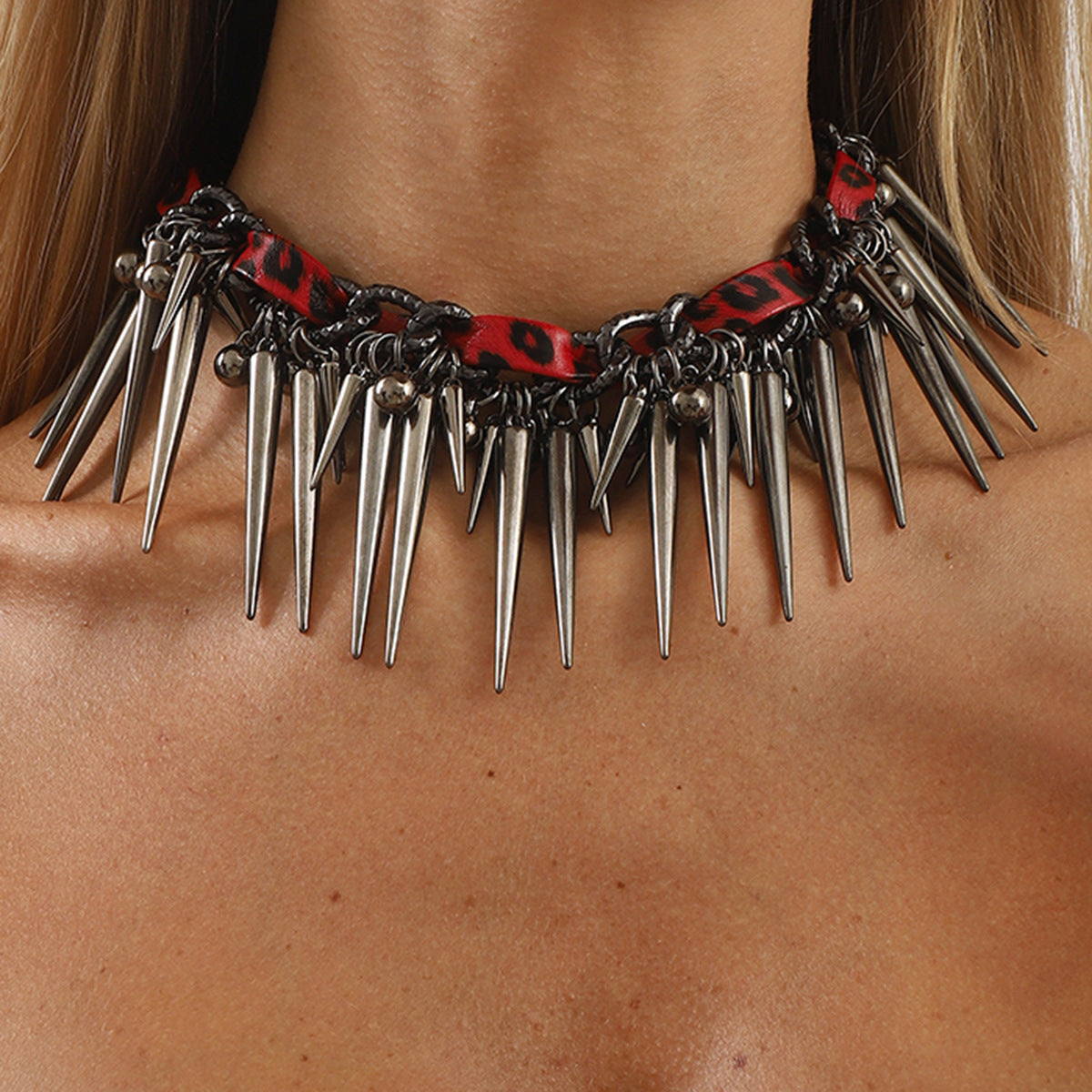 Punk Dark Hip-Hop Edgy Rivet-Embellished Leopard-Print Leather Choker Necklace with Geometric Alloy Pendant and Electroplated Finish