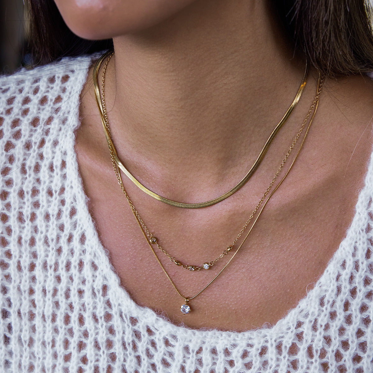 Collana Minimalista Geometrica da Donna in Acciaio Inox con Accenti in Zircone, Catena a Clavicola in Acciaio al Titanio con Finitura Placcata
