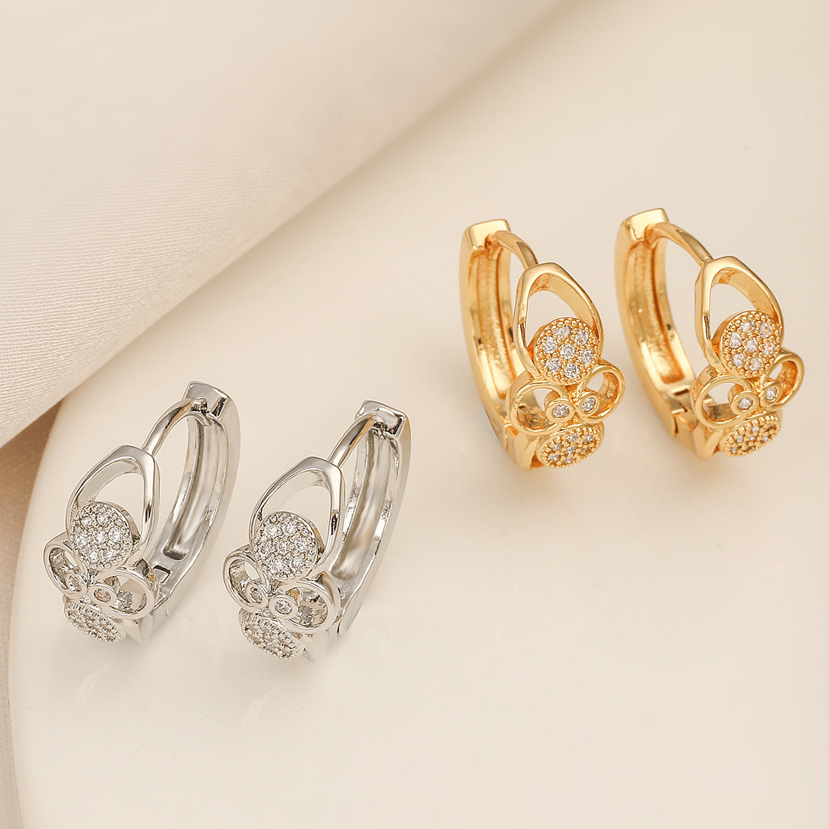 Orecchini Minimalisti Geometrici Irregolari in Rame con Placcatura in Oro 18K e Zirconia Micro-Pavé da Donna