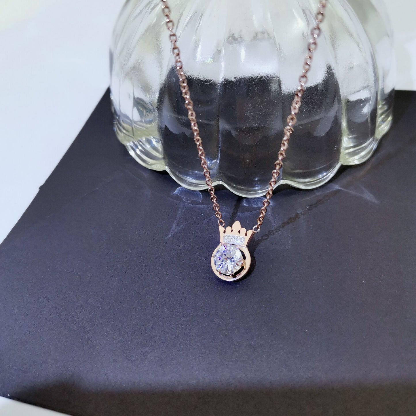 Collana pendente geometrica a forma di corona di lusso in acciaio al titanio con finitura placcata da donna