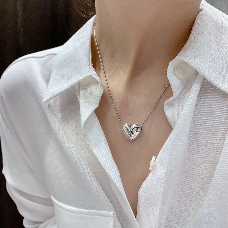 Collana Minimalista in Acciaio al Titanio a Forma di Cuore da Donna con Catena a Serpente e Pendente in Lega